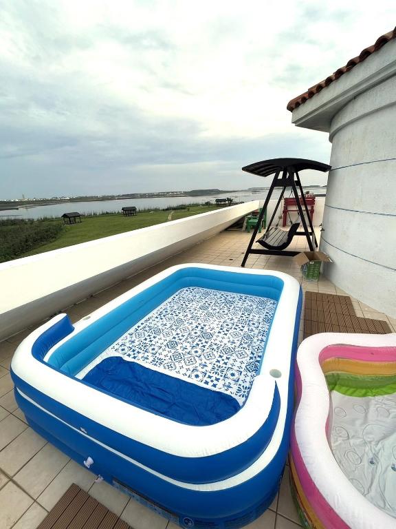 Bazén v ubytování 澎湖藍海會館Blue Ocean Inn Penghu nebo v jeho okolí