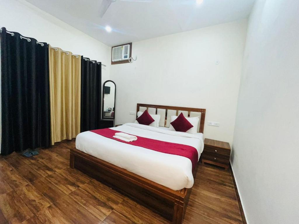 una camera con un grande letto di Hotel Badal Inn - Safdarjung Enclave a Nuova Delhi