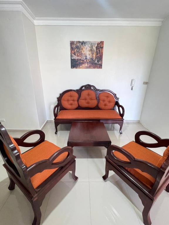 a living room with two chairs and a couch withentalental objects on it at Hermoso Apartamento de 2 habitaciones in San Isidro