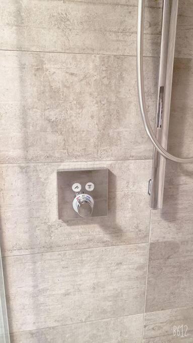 Modern three bed two and a half bath with in and outdoor flow plus study - Resim 3