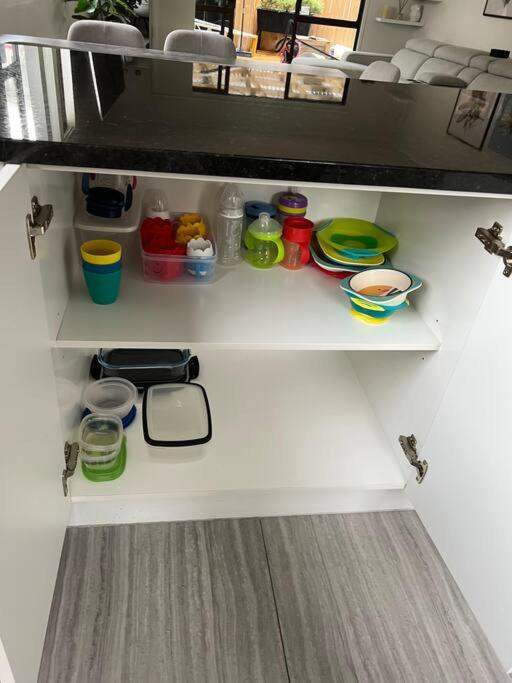 Modern three bed two and a half bath with in and outdoor flow plus study - Resim 9