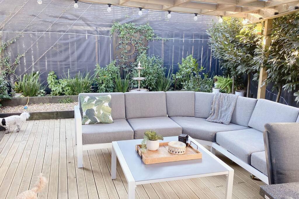 Modern three bed two and a half bath with in and outdoor flow plus study - Resim 6