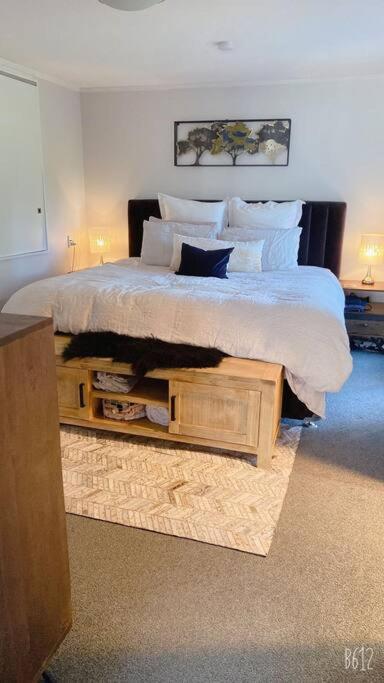 Modern three bed two and a half bath with in and outdoor flow plus study - Resim 10