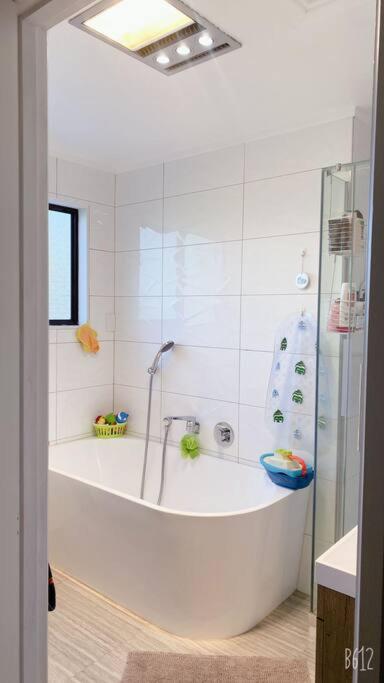 Modern three bed two and a half bath with in and outdoor flow plus study - Resim 8