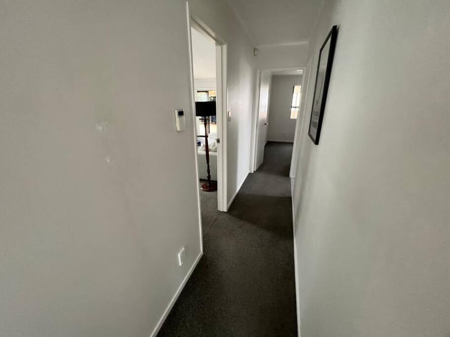 Modern three bed two and a half bath with in and outdoor flow plus study - Resim 11