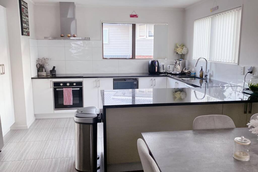 Modern three bed two and a half bath with in and outdoor flow plus study - Resim 14