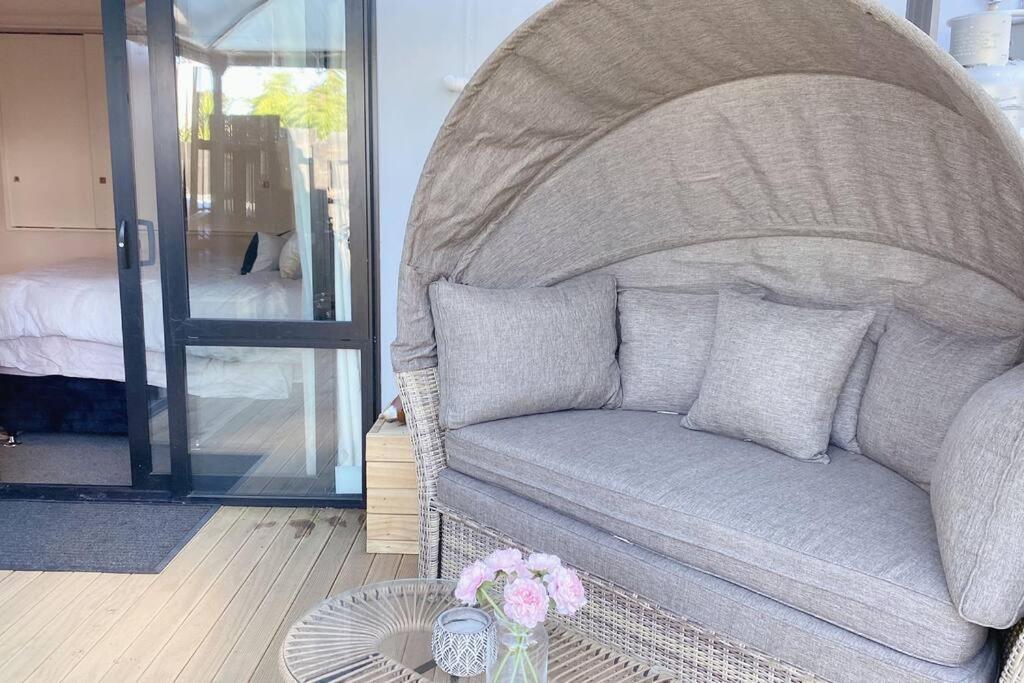 Modern three bed two and a half bath with in and outdoor flow plus study - Resim 7