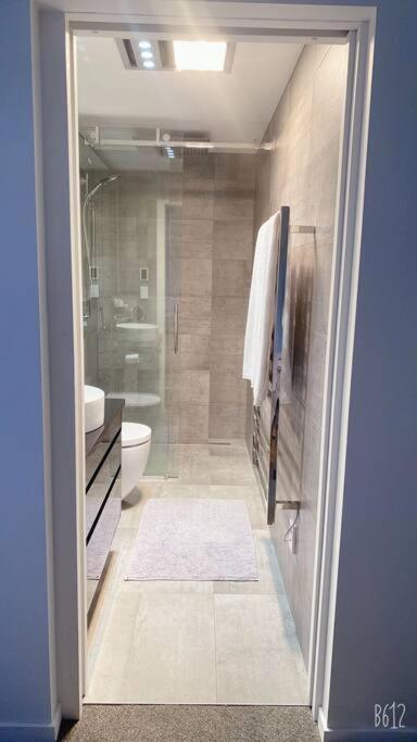 Modern three bed two and a half bath with in and outdoor flow plus study - Resim 15