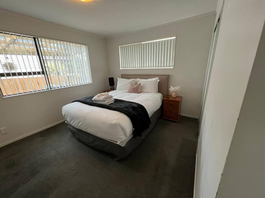 Modern three bed two and a half bath with in and outdoor flow plus study - Resim 2