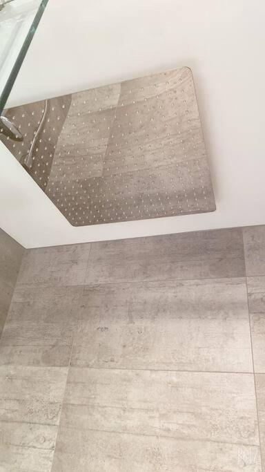 Modern three bed two and a half bath with in and outdoor flow plus study - Resim 20