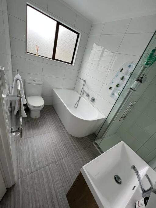 Modern three bed two and a half bath with in and outdoor flow plus study - Resim 21