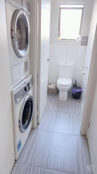 Modern three bed two and a half bath with in and outdoor flow plus study - Resim 22