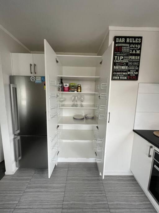 Modern three bed two and a half bath with in and outdoor flow plus study - Resim 4