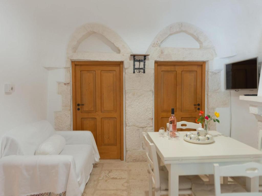A television and/or entertainment centre at Historic Trulli Azzalema in Cisternino