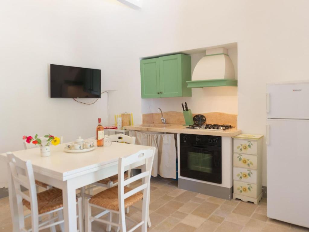 A kitchen or kitchenette at Historic Trulli Azzalema in Cisternino