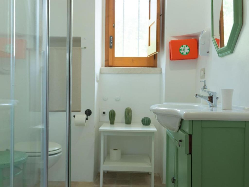 A bathroom at Historic Trulli Azzalema in Cisternino