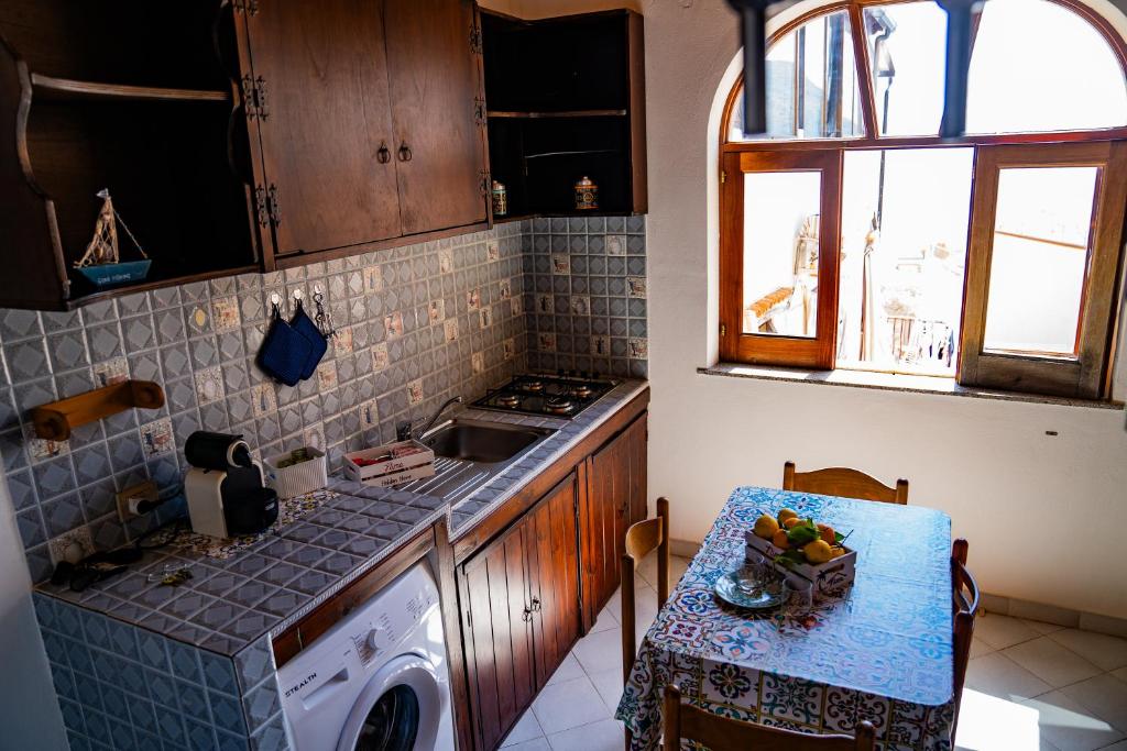 Kuchyň nebo kuchyňský kout v ubytování NIMA Holidays Home