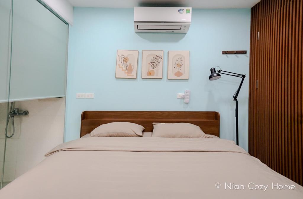 Postel nebo postele na pokoji v ubytování Niah Cozy Home - Train Street