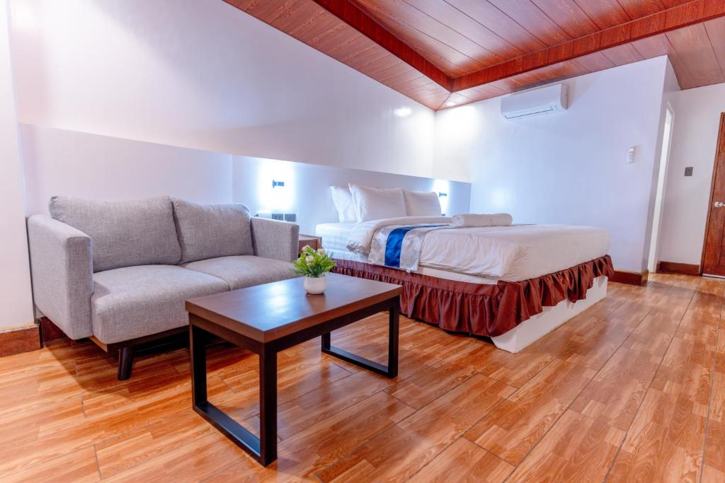 Santiago Cove Hotel and Restaurant - Deluxe King Room