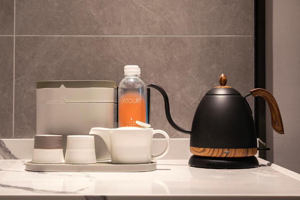Příslušenství pro přípravu čaje a kávy v ubytování Atour Hotel Shanghai Hongqiao Xinzhuang Business District