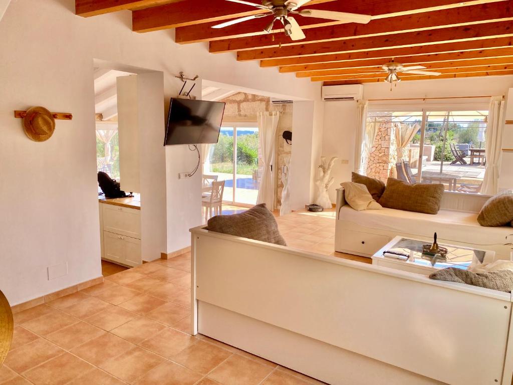 TV a/nebo společenská místnost v ubytování Can Susacasa Finca en Mallorca con piscina privada