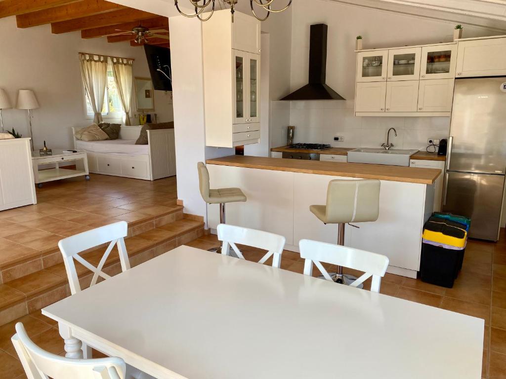 Kuchyň nebo kuchyňský kout v ubytování Can Susacasa Finca en Mallorca con piscina privada
