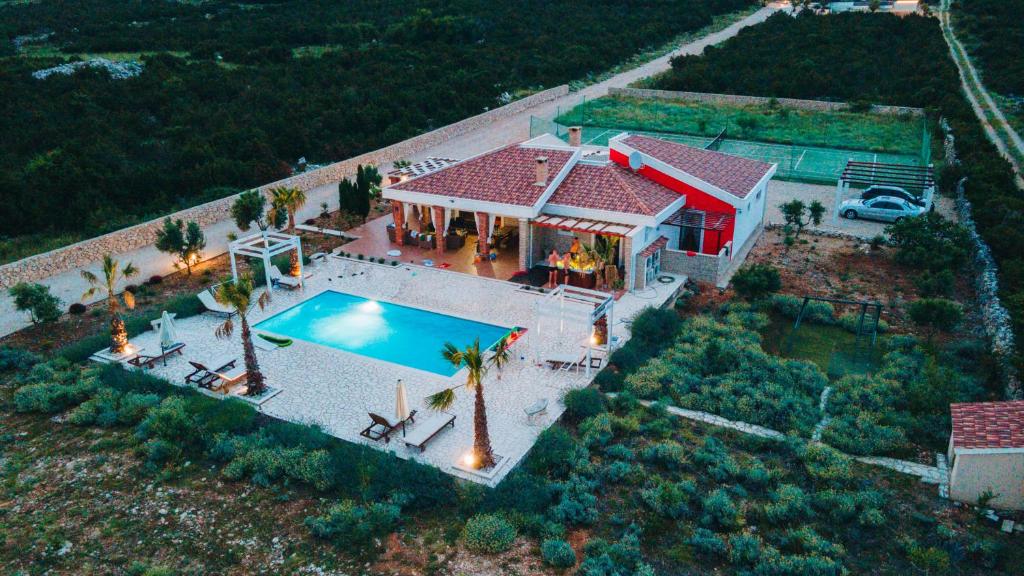 una vista aérea de una casa con piscina en Villa Melody Novalja, en Novalja