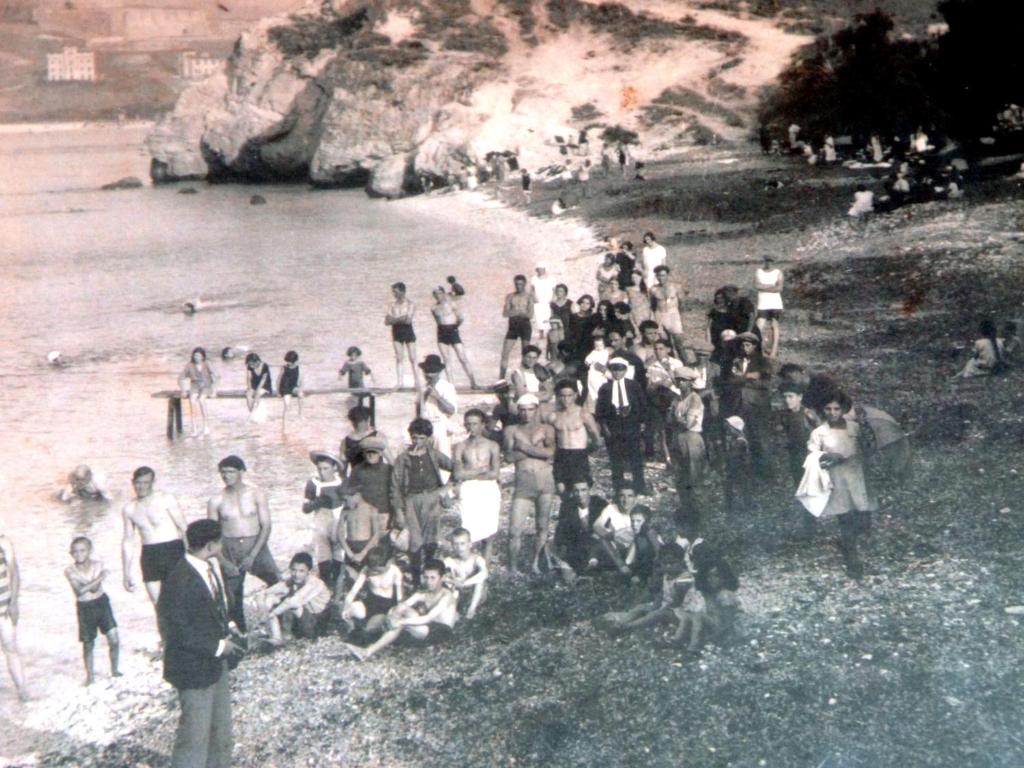 an old photo of a group of people on a beach at Residence Capobianco in Portoferraio