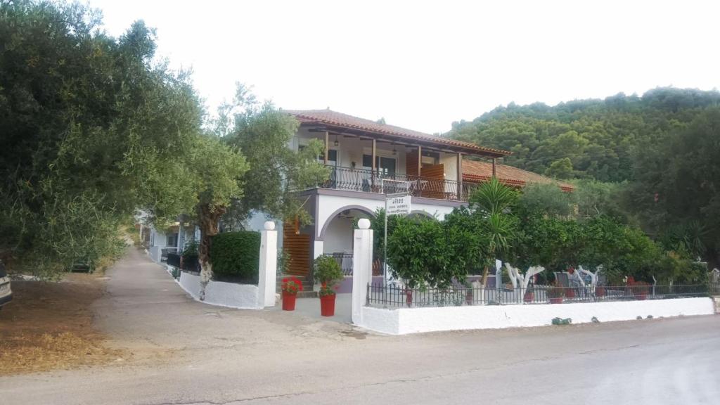 uma casa com varanda ao lado de uma rua em Nikos Studios em Kerion