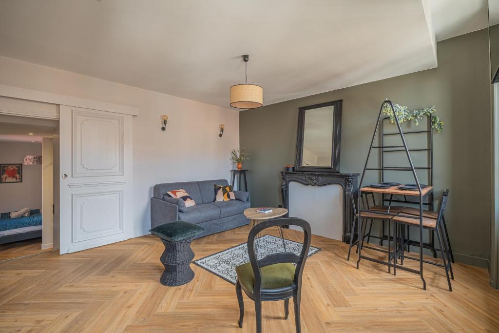 Posezení v ubytování Le Félix Appart'Hotel, centre ville Romans-sur-Isère