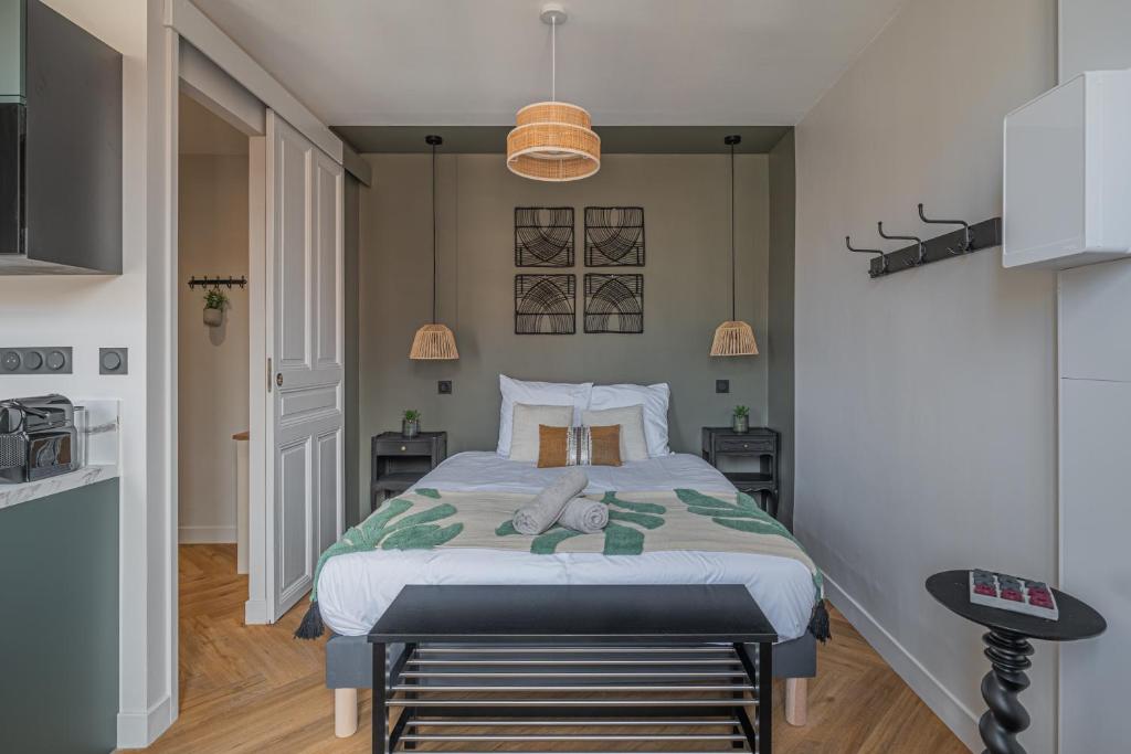 Postel nebo postele na pokoji v ubytování Le Félix Appart'Hotel, centre ville Romans-sur-Isère