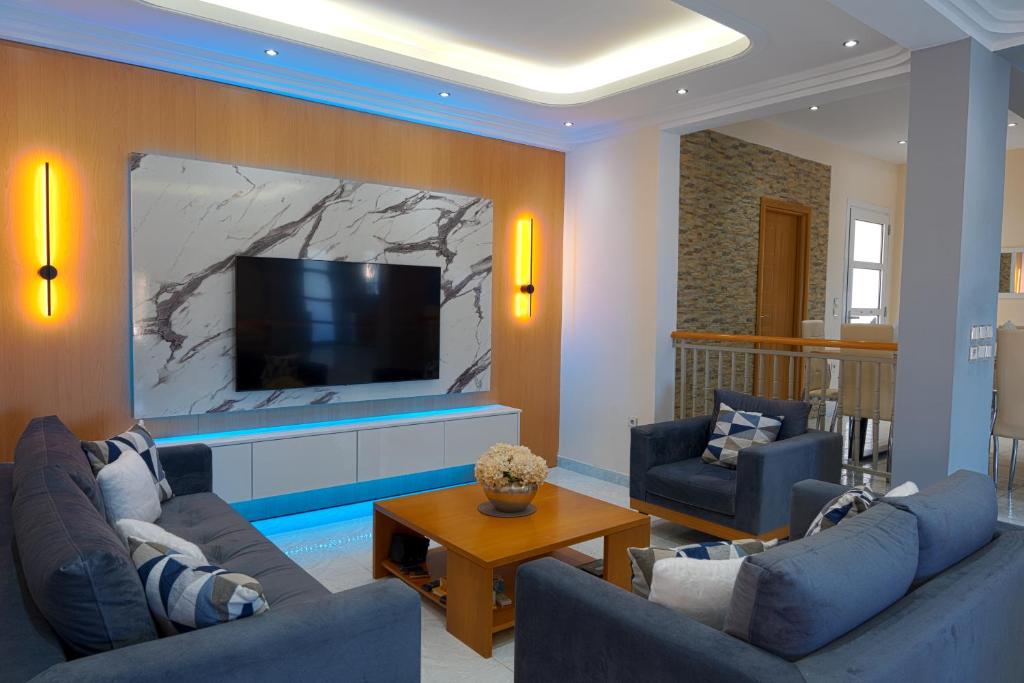 TV a/nebo společenská místnost v ubytování Hillside Horizon Villa