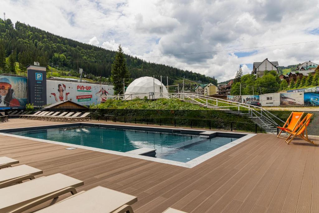 - une piscine au-dessus d'un bâtiment avec une tente dans l'établissement Premium hotel & SPA, à Bukovel