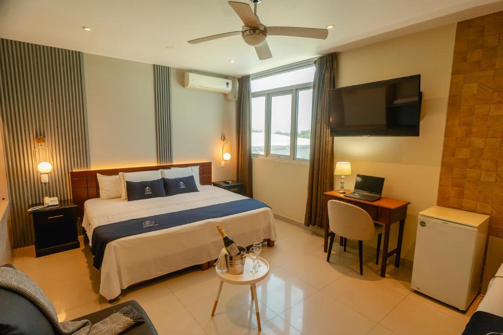 Habitación de hotel con cama y TV en LC Hoteles Piura, en Piura