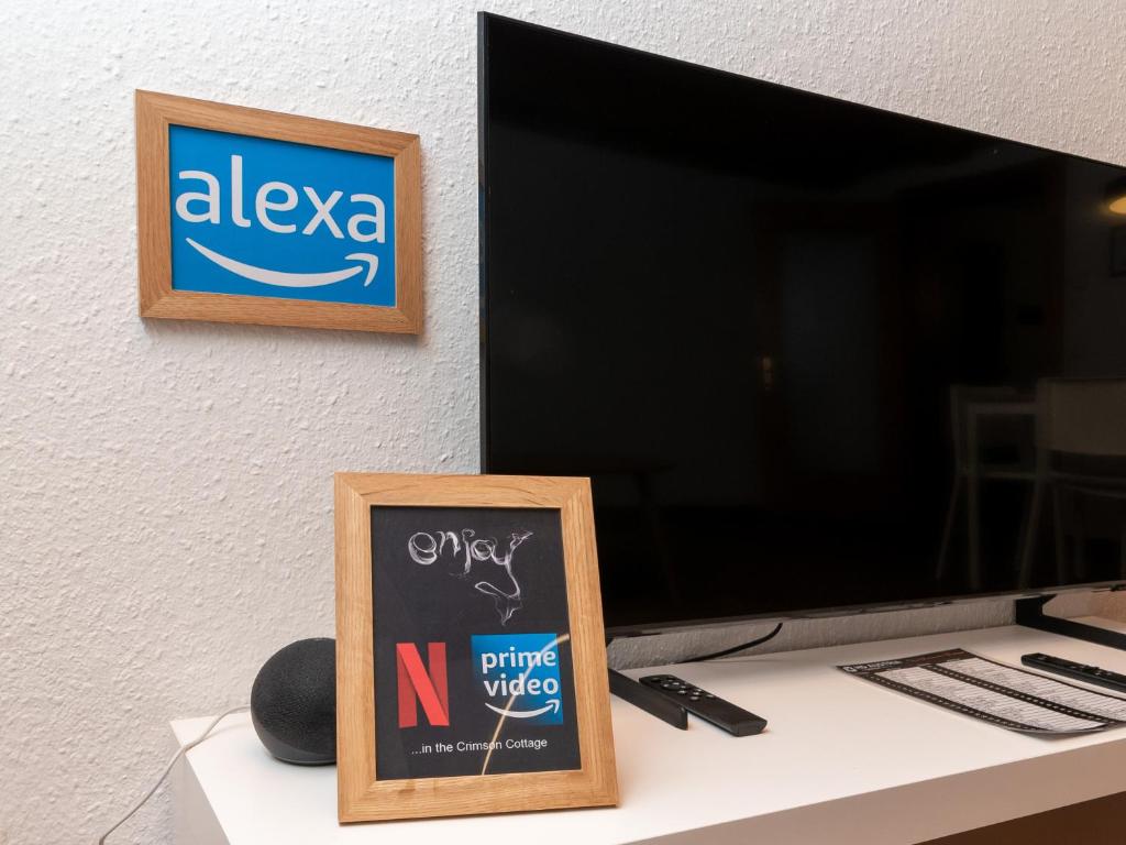 TV a/nebo společenská místnost v ubytování Crimson Cottage Apartments