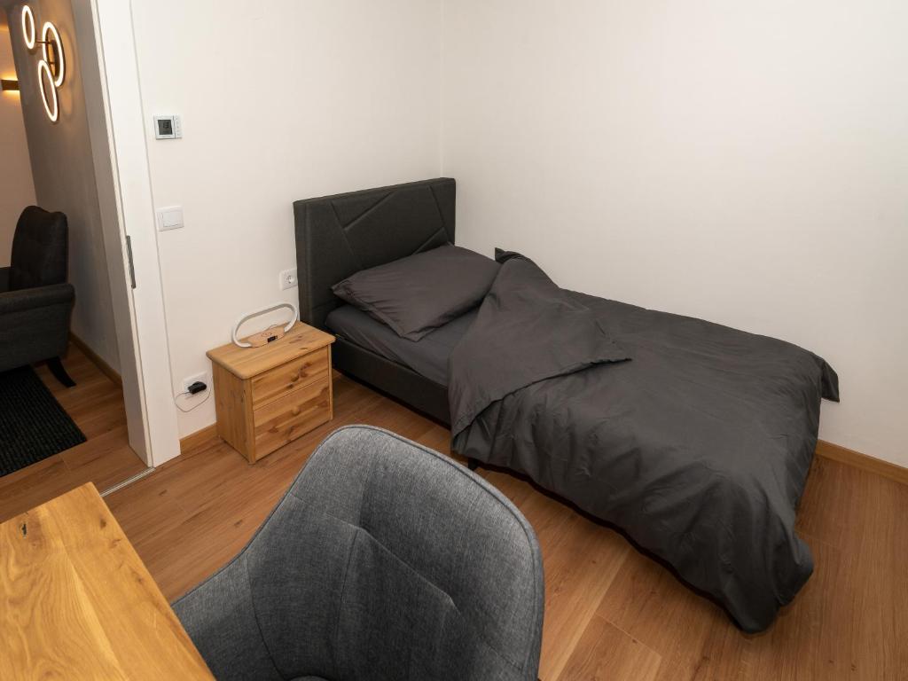 Postel nebo postele na pokoji v ubytování Crimson Cottage Apartments