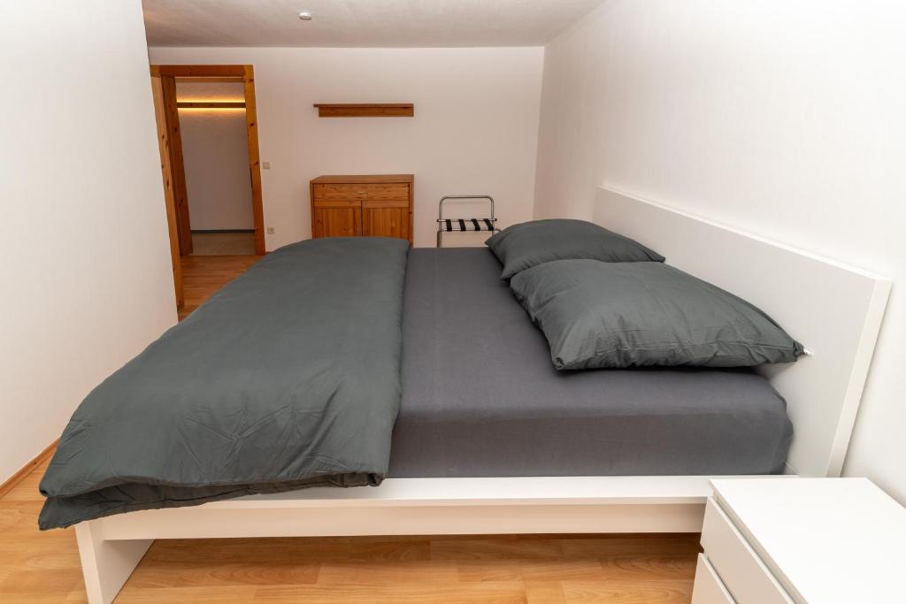 Postel nebo postele na pokoji v ubytování Crimson Cottage Apartments