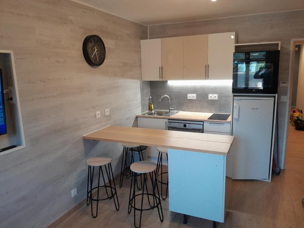 Kuchyň nebo kuchyňský kout v ubytování Appartement refait à neuf à 10min de Praloup