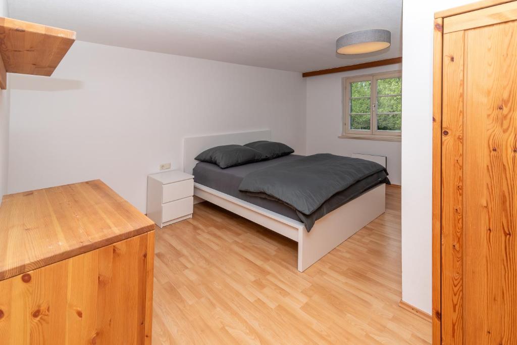 Postel nebo postele na pokoji v ubytování Crimson Cottage Apartments