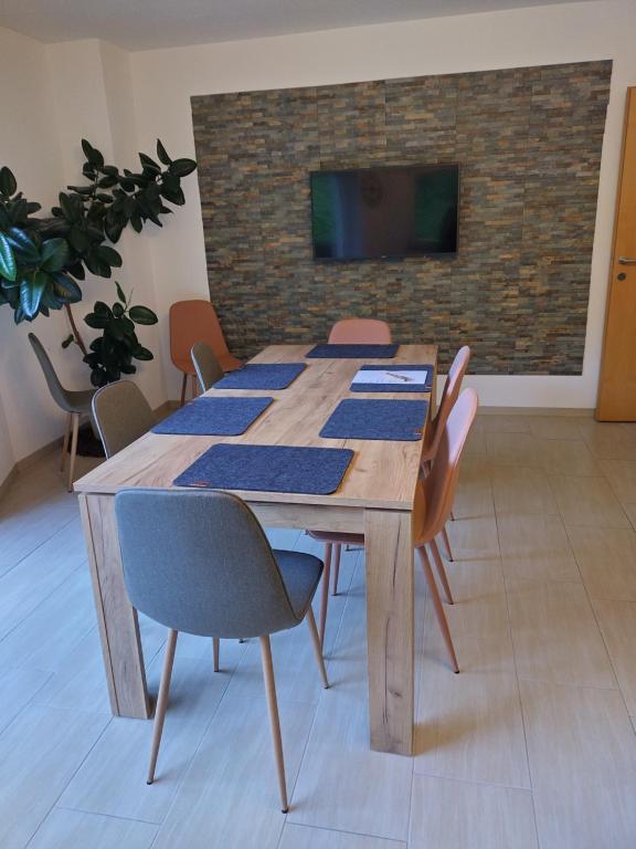 Televízia a/alebo spoločenská miestnosť v ubytovaní Appartementhaus Gleirscher