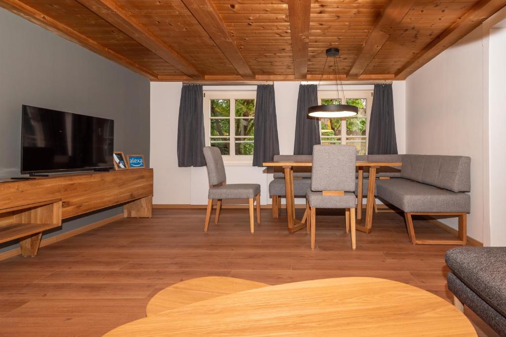 TV a/nebo společenská místnost v ubytování Crimson Cottage Apartments