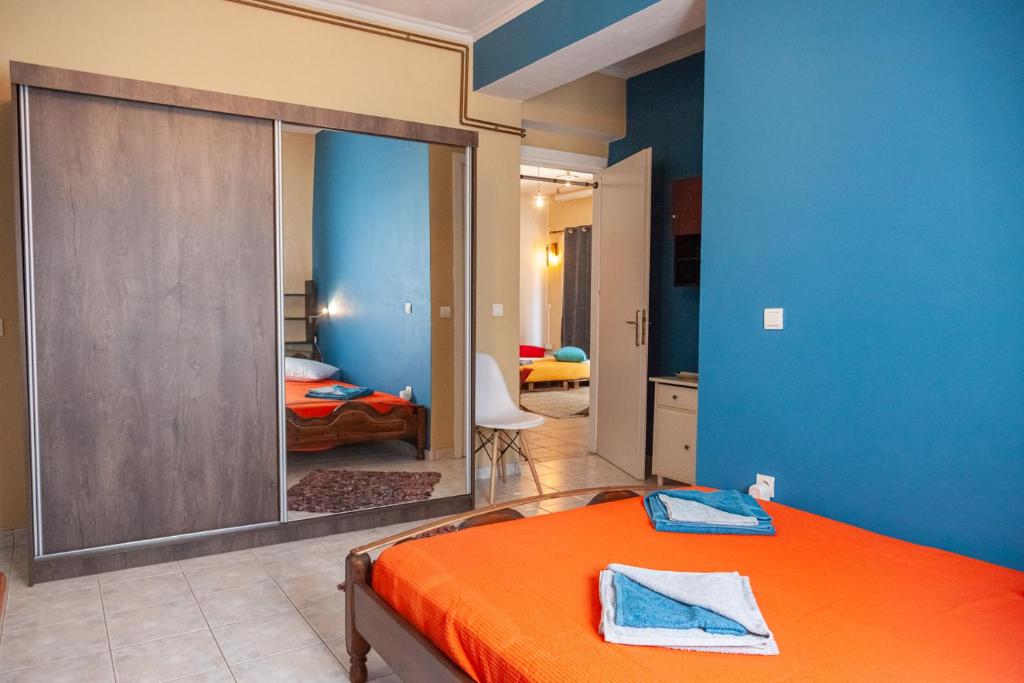 Postel nebo postele na pokoji v ubytování Jimmy's Cozy Apartment