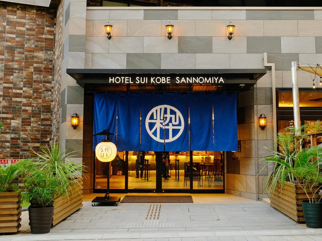uma placa de samatown do nó solar do hotel na parte da frente de um edifício em Hotel SUI Kobe Sannomiya by ABEST em Kobe