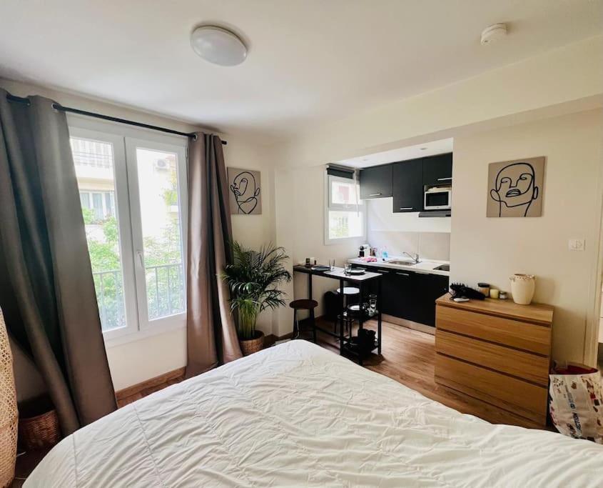une chambre avec un lit et un bureau et une cuisine dans l'établissement Proche promenade des Anglais, à Nice
