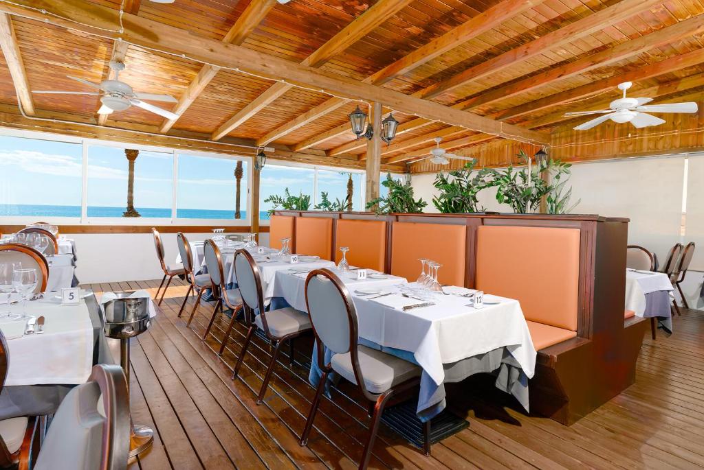 Un restaurante o sitio para comer en Peñiscola Plaza Suites