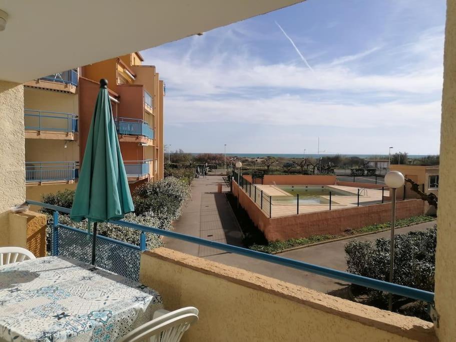 Photo de la galerie de l'établissement Apt 5 pers avec piscine collective climatisation Wifi V0760, à Vias