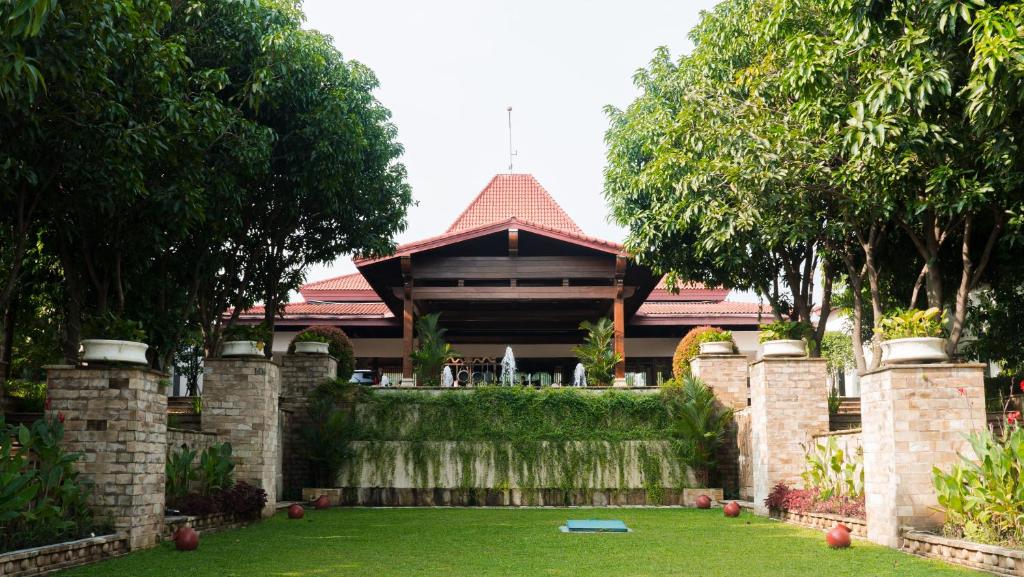 um edifício com um jardim em frente em Lorin Solo Hotel em Surakarta
