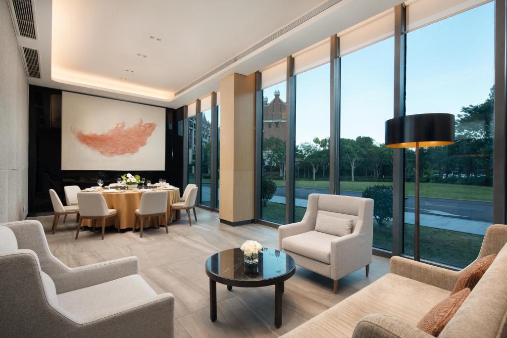 Posezení v ubytování Fraser Place Wujiaochang Shanghai - Adjoin business center, free minibar