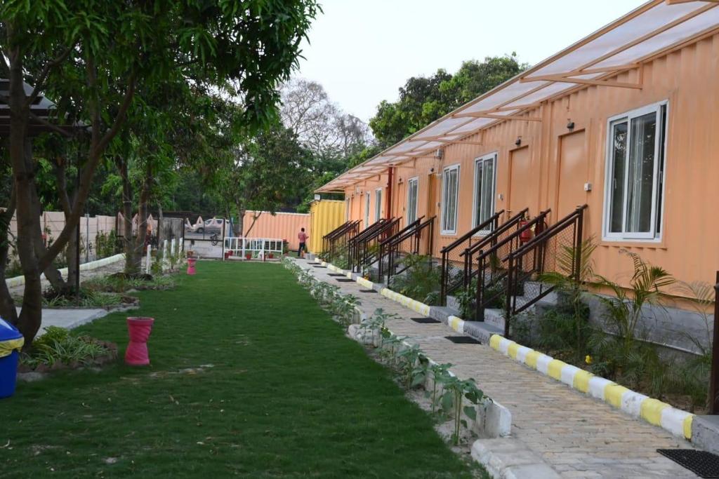 una passerella accanto a un edificio con cortile di Hotel Divine Ayodhya- A Unit of Chinar Services a Ayodhya