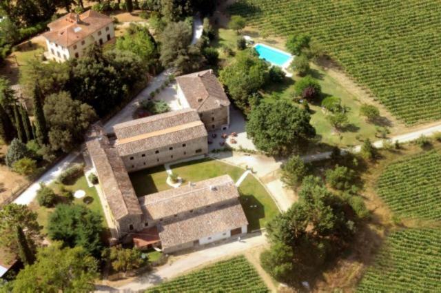 una vista aérea de una casa grande con patio en Agriturismo Le Vigne di Pace, en Umbertide